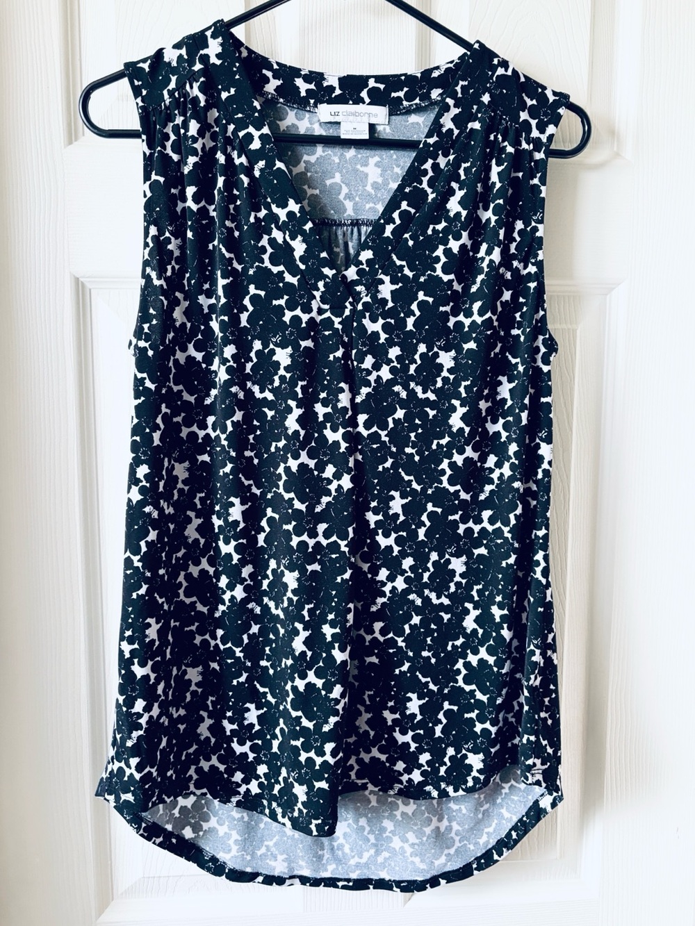 🍉NEW LISTING🍉 Liz Claiborne Black & White V-Neck Sleeveless Top